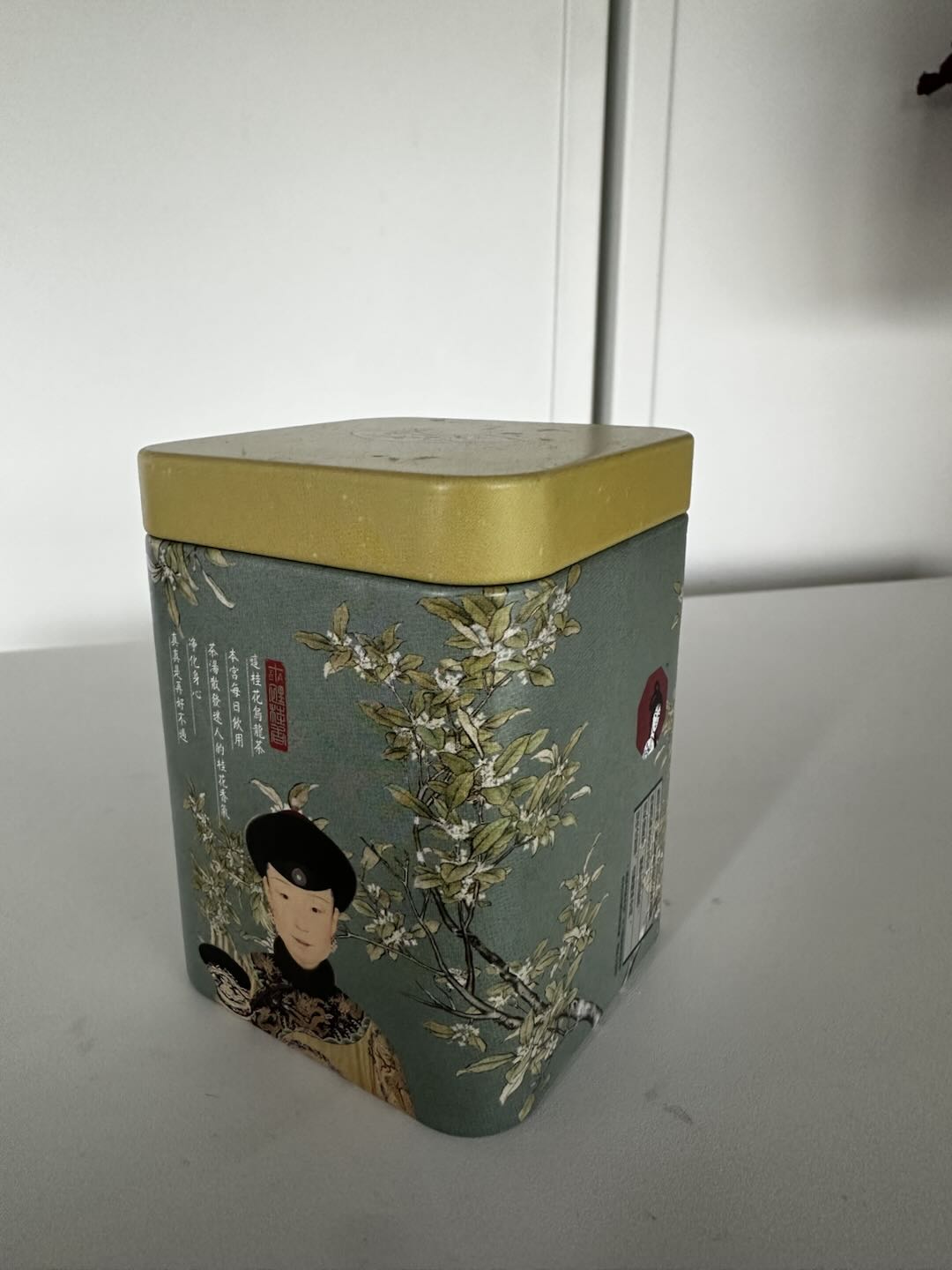 铁盒正面四十五度照片