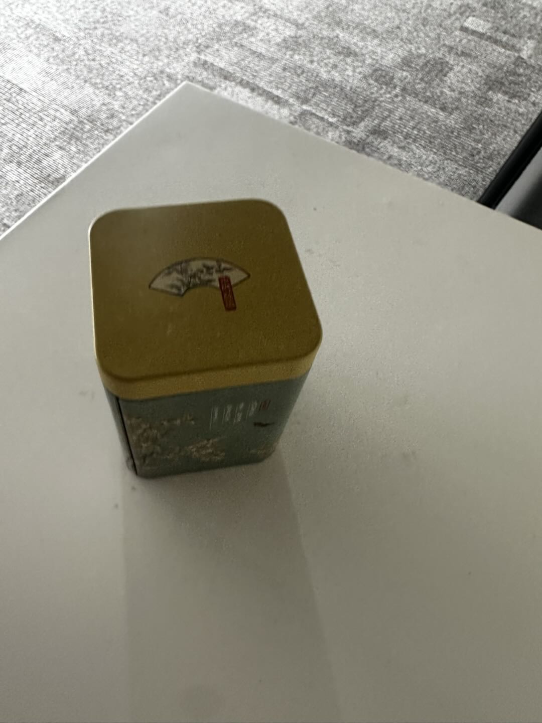 铁盒顶面俯视照片
